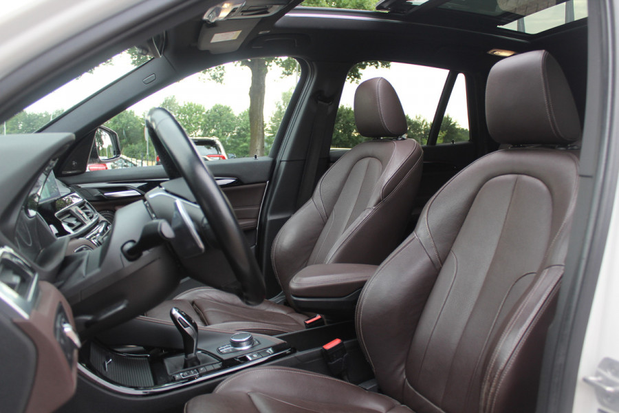BMW X1 sDrive20i Corporate Lease High Exe. / Trekhaak / Panoramadak / Camera / Leder / 19'' / Head-up / Harman Kardon / Keyless / Apple CarPlay / Navigatie / Stoelverwarming / Cruise Control