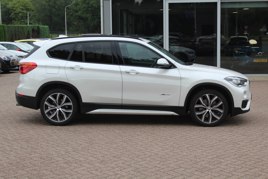 BMW X1 sDrive20i Corporate Lease High Exe. / Trekhaak / Panoramadak / Camera / Leder / 19'' / Head-up / Harman Kardon / Keyless / Apple CarPlay / Navigatie / Stoelverwarming / Cruise Control