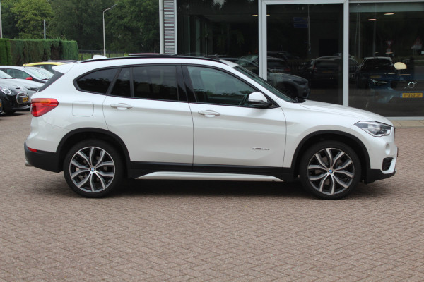 BMW X1 sDrive20i Corporate Lease High Exe. / Trekhaak / Panoramadak / Camera / Leder / 19'' / Head-up / Harman Kardon / Keyless / Apple CarPlay / Navigatie / Stoelverwarming / Cruise Control