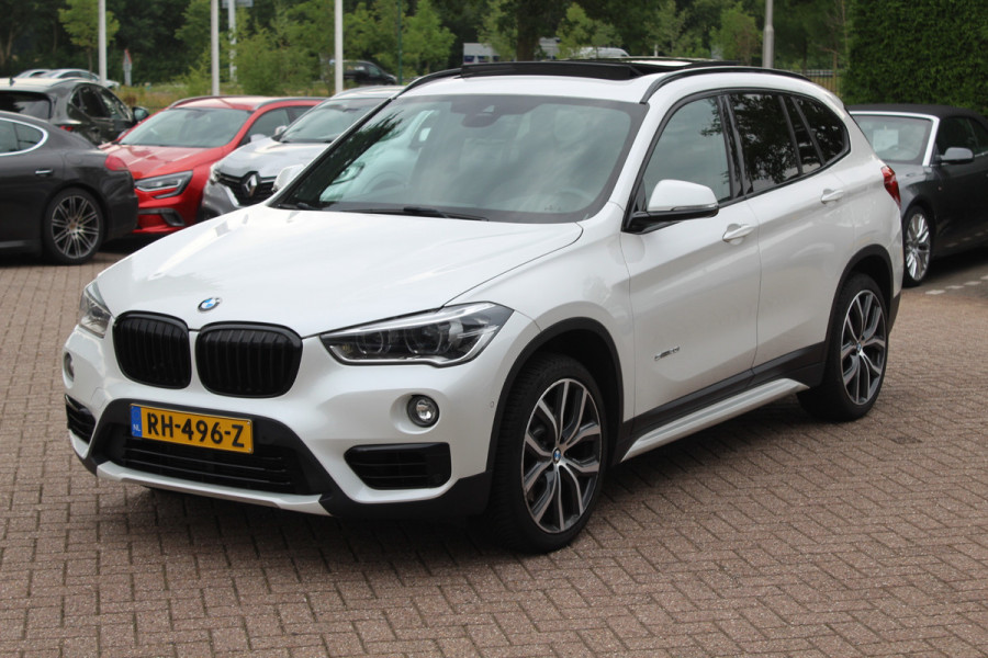 BMW X1 sDrive20i Corporate Lease High Exe. / Trekhaak / Panoramadak / Camera / Leder / 19'' / Head-up / Harman Kardon / Keyless / Apple CarPlay / Navigatie / Stoelverwarming / Cruise Control