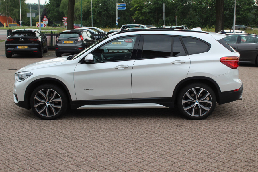 BMW X1 sDrive20i Corporate Lease High Exe. / Trekhaak / Panoramadak / Camera / Leder / 19'' / Head-up / Harman Kardon / Keyless / Apple CarPlay / Navigatie / Stoelverwarming / Cruise Control