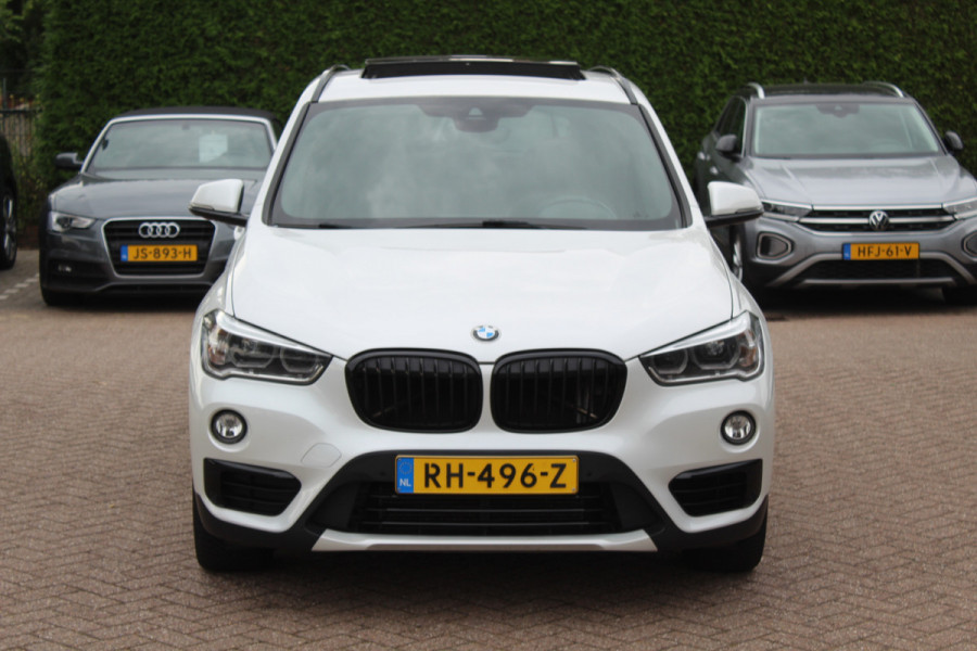 BMW X1 sDrive20i Corporate Lease High Exe. / Trekhaak / Panoramadak / Camera / Leder / 19'' / Head-up / Harman Kardon / Keyless / Apple CarPlay / Navigatie / Stoelverwarming / Cruise Control