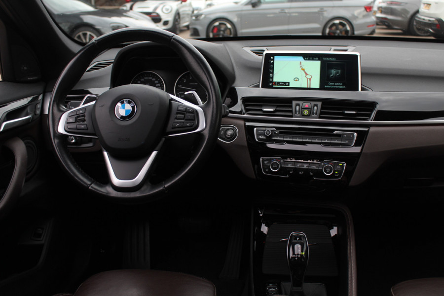 BMW X1 sDrive20i Corporate Lease High Exe. / Trekhaak / Panoramadak / Camera / Leder / 19'' / Head-up / Harman Kardon / Keyless / Apple CarPlay / Navigatie / Stoelverwarming / Cruise Control