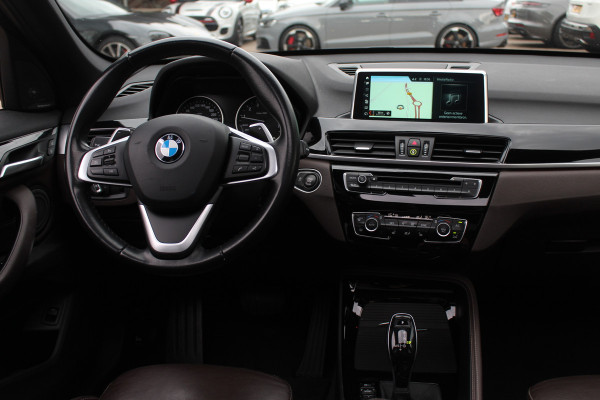 BMW X1 sDrive20i Corporate Lease High Exe. / Trekhaak / Panoramadak / Camera / Leder / 19'' / Head-up / Harman Kardon / Keyless / Apple CarPlay / Navigatie / Stoelverwarming / Cruise Control