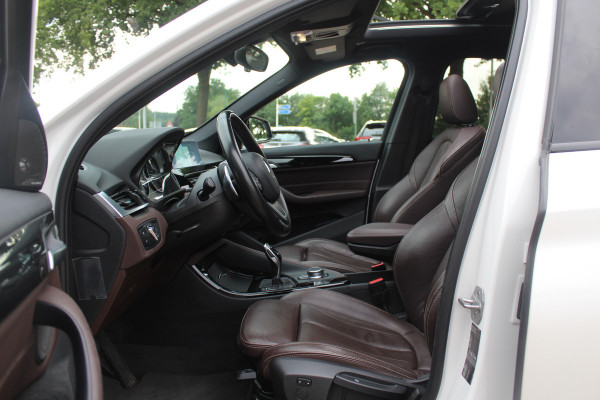 BMW X1 sDrive20i Corporate Lease High Exe. / Trekhaak / Panoramadak / Camera / Leder / 19'' / Head-up / Harman Kardon / Keyless / Apple CarPlay / Navigatie / Stoelverwarming / Cruise Control