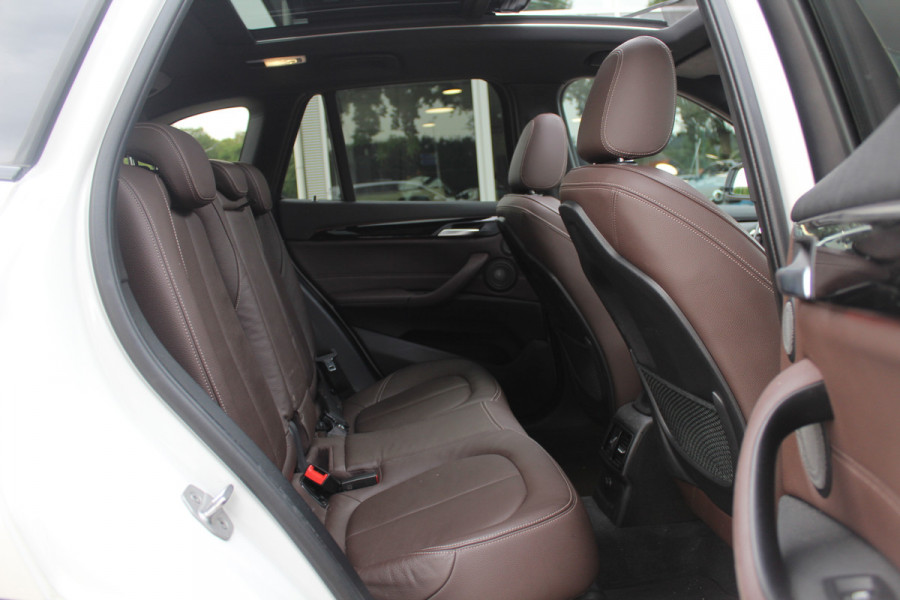 BMW X1 sDrive20i Corporate Lease High Exe. / Trekhaak / Panoramadak / Camera / Leder / 19'' / Head-up / Harman Kardon / Keyless / Apple CarPlay / Navigatie / Stoelverwarming / Cruise Control
