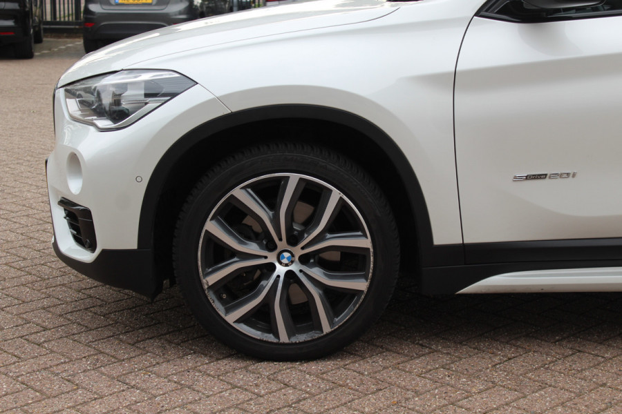 BMW X1 sDrive20i Corporate Lease High Exe. / Trekhaak / Panoramadak / Camera / Leder / 19'' / Head-up / Harman Kardon / Keyless / Apple CarPlay / Navigatie / Stoelverwarming / Cruise Control