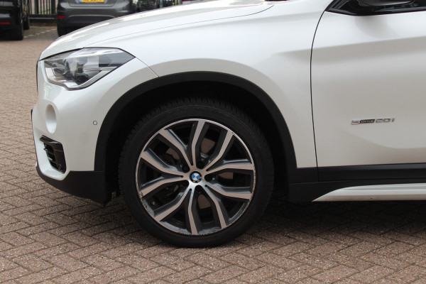 BMW X1 sDrive20i Corporate Lease High Exe. / Trekhaak / Panoramadak / Camera / Leder / 19'' / Head-up / Harman Kardon / Keyless / Apple CarPlay / Navigatie / Stoelverwarming / Cruise Control