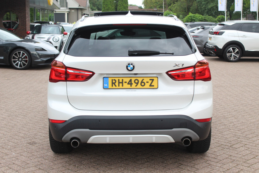 BMW X1 sDrive20i Corporate Lease High Exe. / Trekhaak / Panoramadak / Camera / Leder / 19'' / Head-up / Harman Kardon / Keyless / Apple CarPlay / Navigatie / Stoelverwarming / Cruise Control