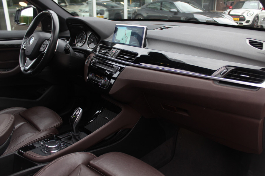 BMW X1 sDrive20i Corporate Lease High Exe. / Trekhaak / Panoramadak / Camera / Leder / 19'' / Head-up / Harman Kardon / Keyless / Apple CarPlay / Navigatie / Stoelverwarming / Cruise Control