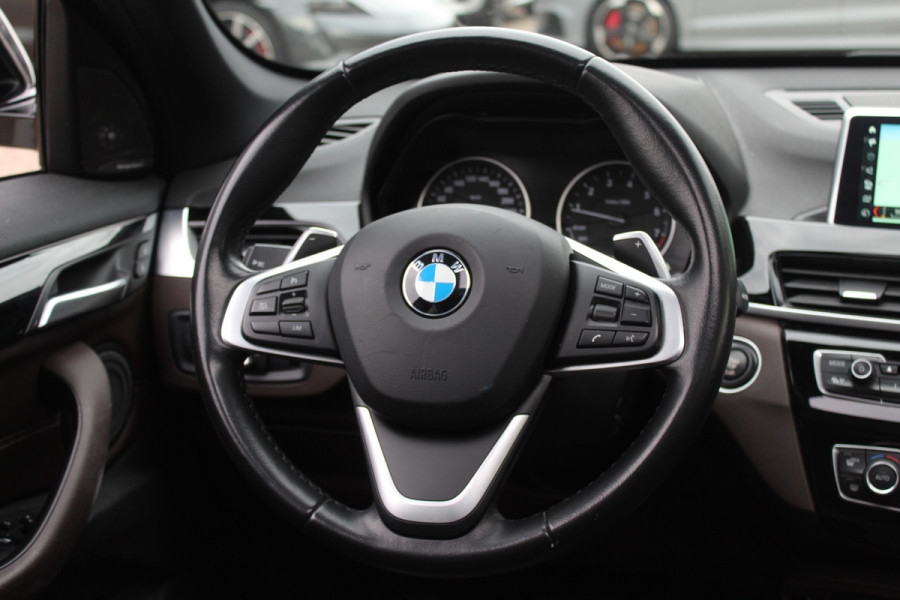 BMW X1 sDrive20i Corporate Lease High Exe. / Trekhaak / Panoramadak / Camera / Leder / 19'' / Head-up / Harman Kardon / Keyless / Apple CarPlay / Navigatie / Stoelverwarming / Cruise Control
