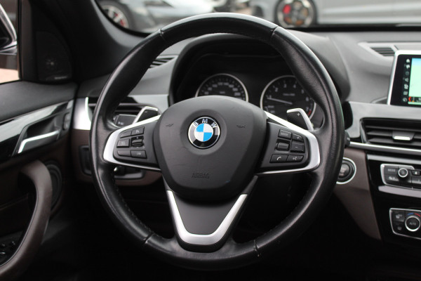 BMW X1 sDrive20i Corporate Lease High Exe. / Trekhaak / Panoramadak / Camera / Leder / 19'' / Head-up / Harman Kardon / Keyless / Apple CarPlay / Navigatie / Stoelverwarming / Cruise Control