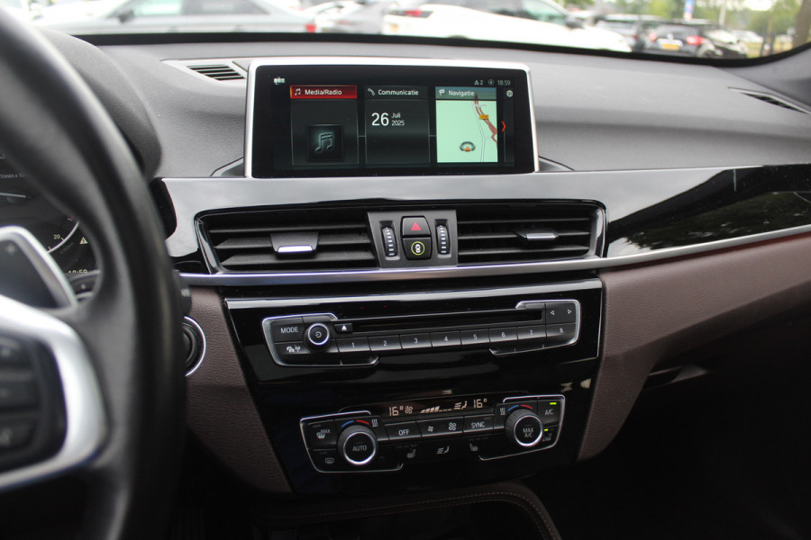 BMW X1 sDrive20i Corporate Lease High Exe. / Trekhaak / Panoramadak / Camera / Leder / 19'' / Head-up / Harman Kardon / Keyless / Apple CarPlay / Navigatie / Stoelverwarming / Cruise Control