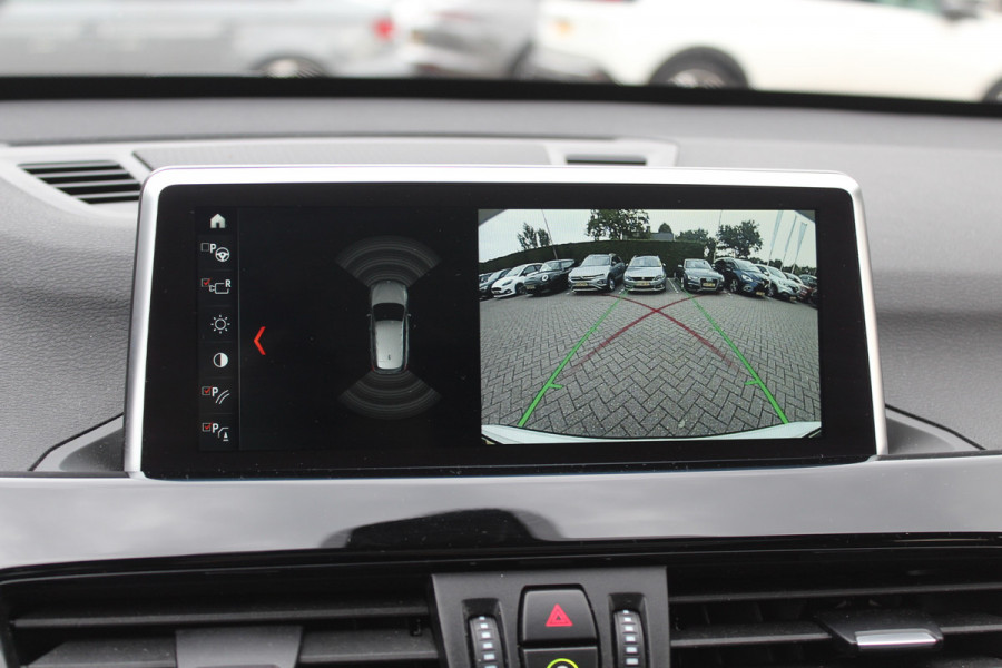 BMW X1 sDrive20i Corporate Lease High Exe. / Trekhaak / Panoramadak / Camera / Leder / 19'' / Head-up / Harman Kardon / Keyless / Apple CarPlay / Navigatie / Stoelverwarming / Cruise Control