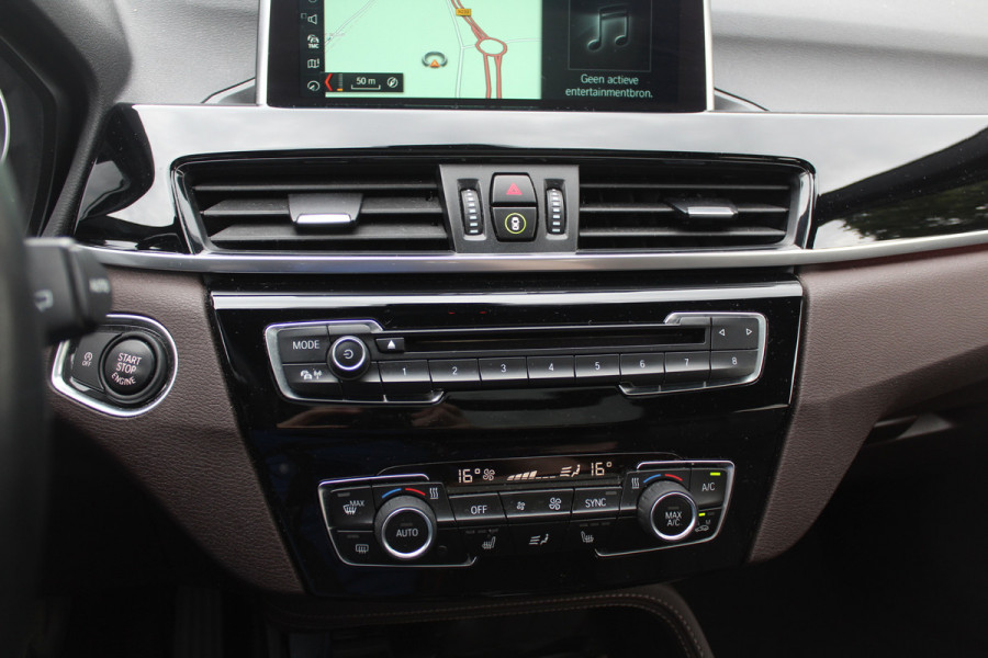 BMW X1 sDrive20i Corporate Lease High Exe. / Trekhaak / Panoramadak / Camera / Leder / 19'' / Head-up / Harman Kardon / Keyless / Apple CarPlay / Navigatie / Stoelverwarming / Cruise Control