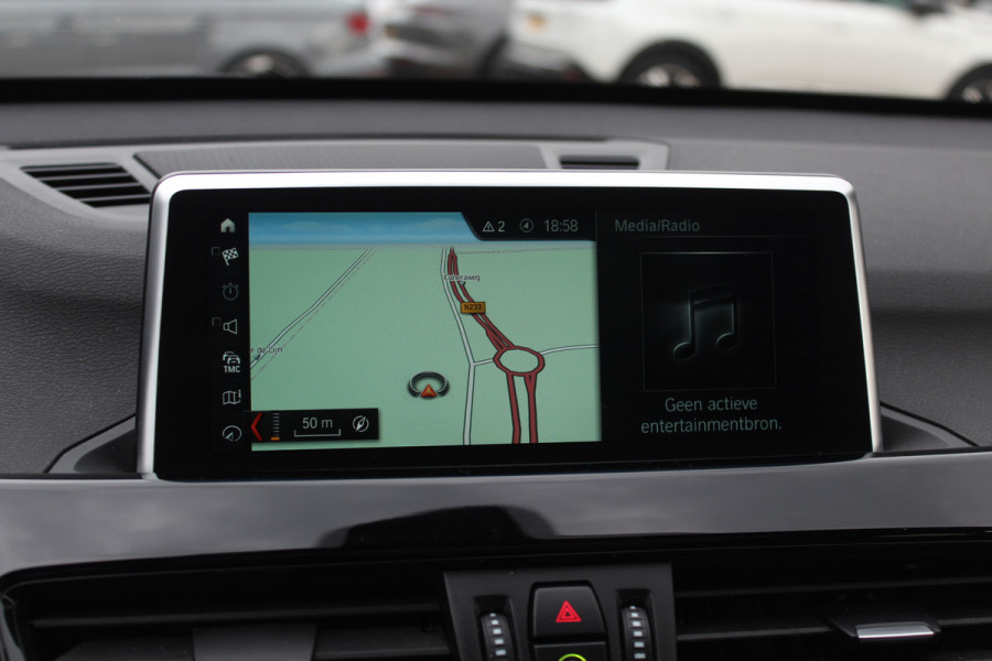 BMW X1 sDrive20i Corporate Lease High Exe. / Trekhaak / Panoramadak / Camera / Leder / 19'' / Head-up / Harman Kardon / Keyless / Apple CarPlay / Navigatie / Stoelverwarming / Cruise Control