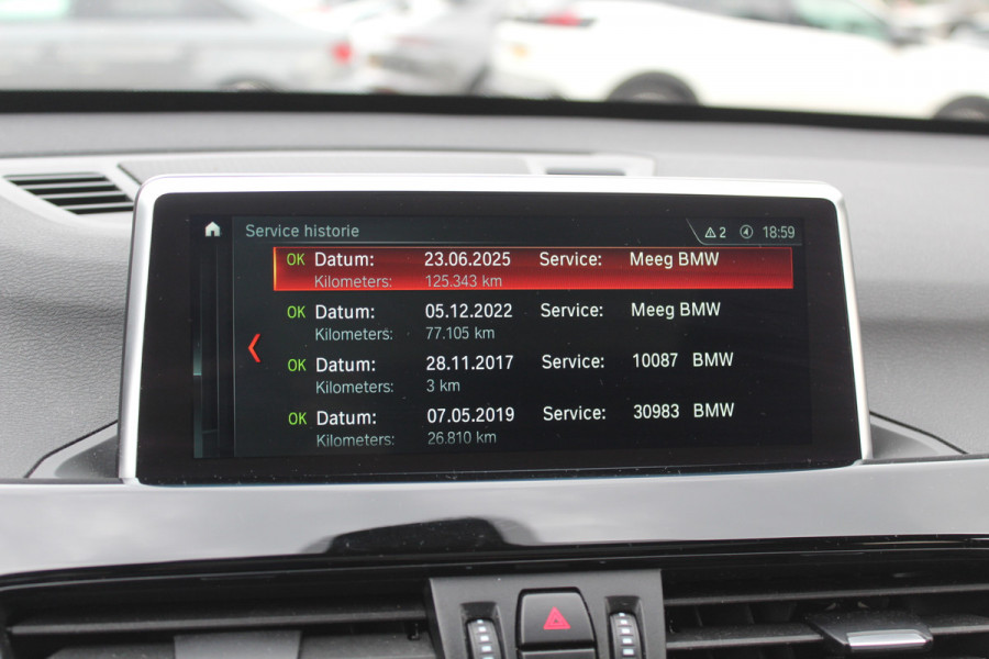 BMW X1 sDrive20i Corporate Lease High Exe. / Trekhaak / Panoramadak / Camera / Leder / 19'' / Head-up / Harman Kardon / Keyless / Apple CarPlay / Navigatie / Stoelverwarming / Cruise Control