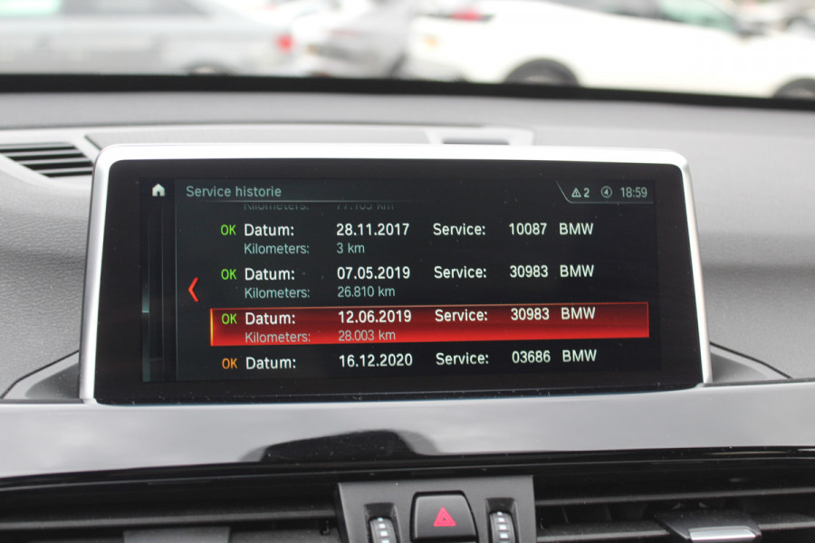 BMW X1 sDrive20i Corporate Lease High Exe. / Trekhaak / Panoramadak / Camera / Leder / 19'' / Head-up / Harman Kardon / Keyless / Apple CarPlay / Navigatie / Stoelverwarming / Cruise Control