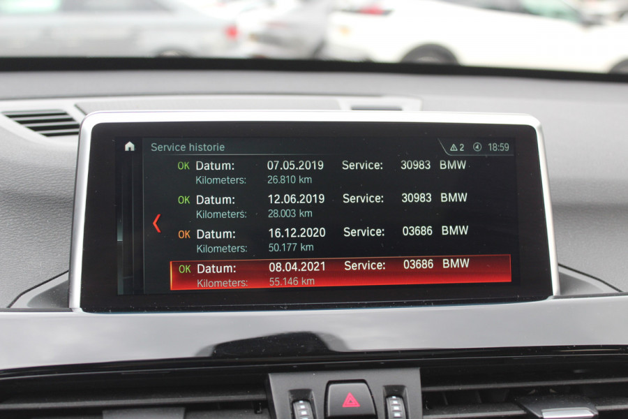 BMW X1 sDrive20i Corporate Lease High Exe. / Trekhaak / Panoramadak / Camera / Leder / 19'' / Head-up / Harman Kardon / Keyless / Apple CarPlay / Navigatie / Stoelverwarming / Cruise Control