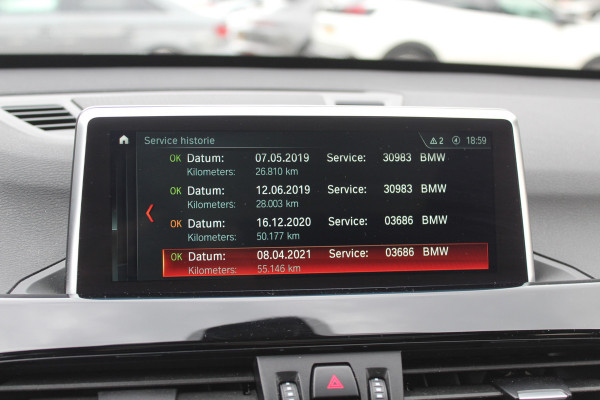 BMW X1 sDrive20i Corporate Lease High Exe. / Trekhaak / Panoramadak / Camera / Leder / 19'' / Head-up / Harman Kardon / Keyless / Apple CarPlay / Navigatie / Stoelverwarming / Cruise Control
