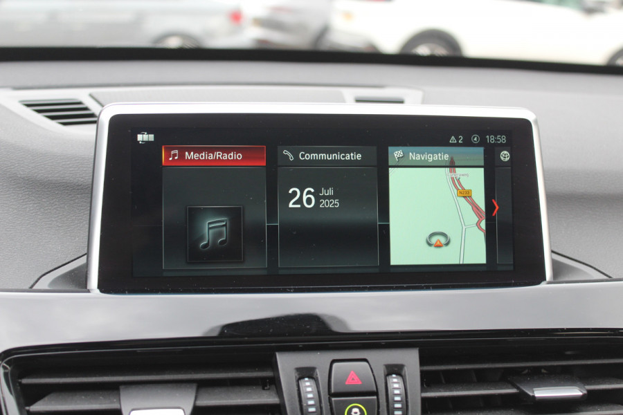 BMW X1 sDrive20i Corporate Lease High Exe. / Trekhaak / Panoramadak / Camera / Leder / 19'' / Head-up / Harman Kardon / Keyless / Apple CarPlay / Navigatie / Stoelverwarming / Cruise Control