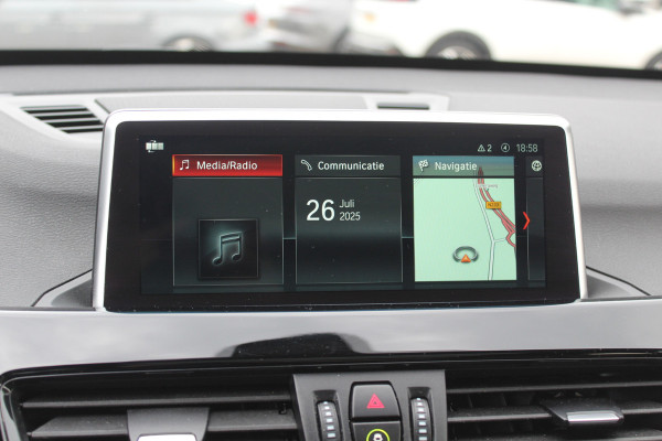 BMW X1 sDrive20i Corporate Lease High Exe. / Trekhaak / Panoramadak / Camera / Leder / 19'' / Head-up / Harman Kardon / Keyless / Apple CarPlay / Navigatie / Stoelverwarming / Cruise Control