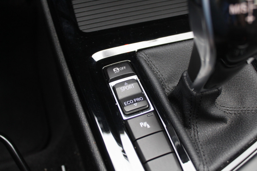 BMW X1 sDrive20i Corporate Lease High Exe. / Trekhaak / Panoramadak / Camera / Leder / 19'' / Head-up / Harman Kardon / Keyless / Apple CarPlay / Navigatie / Stoelverwarming / Cruise Control