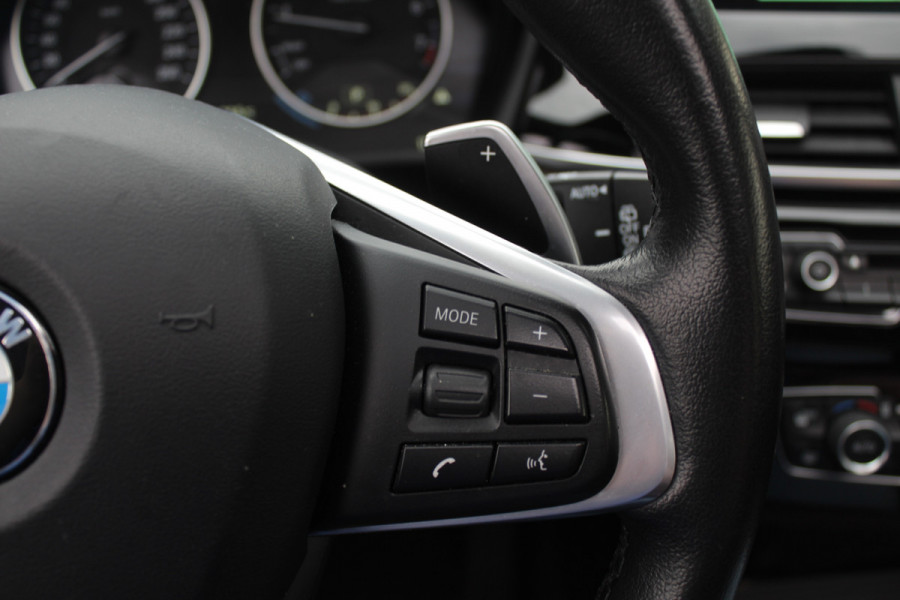 BMW X1 sDrive20i Corporate Lease High Exe. / Trekhaak / Panoramadak / Camera / Leder / 19'' / Head-up / Harman Kardon / Keyless / Apple CarPlay / Navigatie / Stoelverwarming / Cruise Control