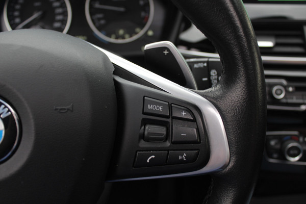 BMW X1 sDrive20i Corporate Lease High Exe. / Trekhaak / Panoramadak / Camera / Leder / 19'' / Head-up / Harman Kardon / Keyless / Apple CarPlay / Navigatie / Stoelverwarming / Cruise Control