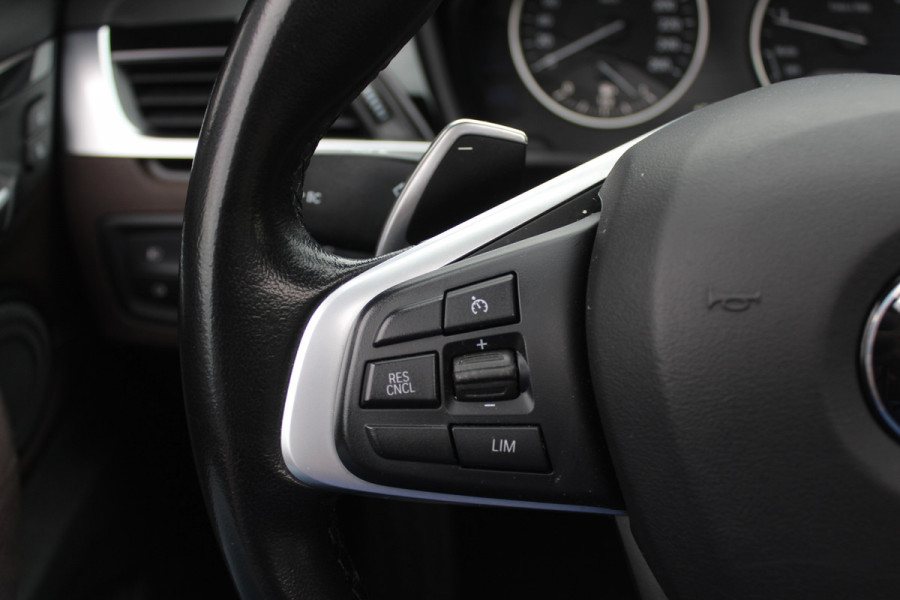 BMW X1 sDrive20i Corporate Lease High Exe. / Trekhaak / Panoramadak / Camera / Leder / 19'' / Head-up / Harman Kardon / Keyless / Apple CarPlay / Navigatie / Stoelverwarming / Cruise Control