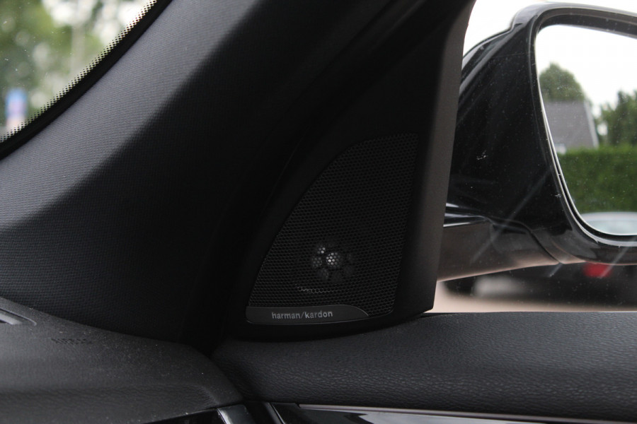 BMW X1 sDrive20i Corporate Lease High Exe. / Trekhaak / Panoramadak / Camera / Leder / 19'' / Head-up / Harman Kardon / Keyless / Apple CarPlay / Navigatie / Stoelverwarming / Cruise Control
