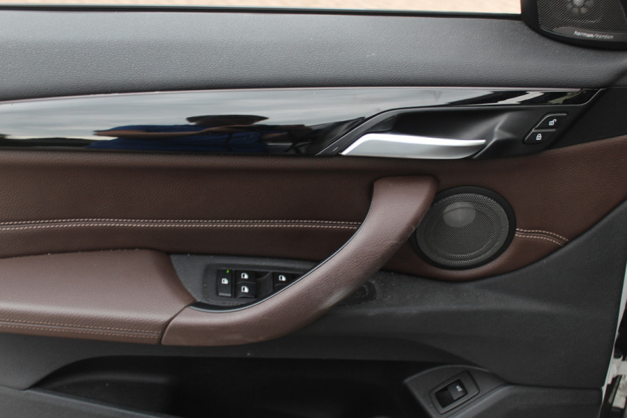 BMW X1 sDrive20i Corporate Lease High Exe. / Trekhaak / Panoramadak / Camera / Leder / 19'' / Head-up / Harman Kardon / Keyless / Apple CarPlay / Navigatie / Stoelverwarming / Cruise Control