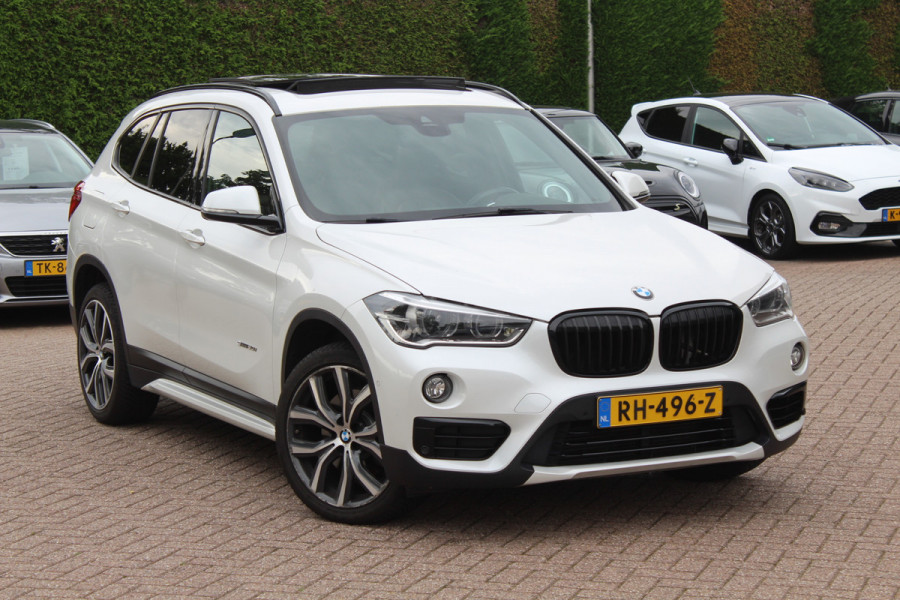 BMW X1 sDrive20i Corporate Lease High Exe. / Trekhaak / Panoramadak / Camera / Leder / 19'' / Head-up / Harman Kardon / Keyless / Apple CarPlay / Navigatie / Stoelverwarming / Cruise Control