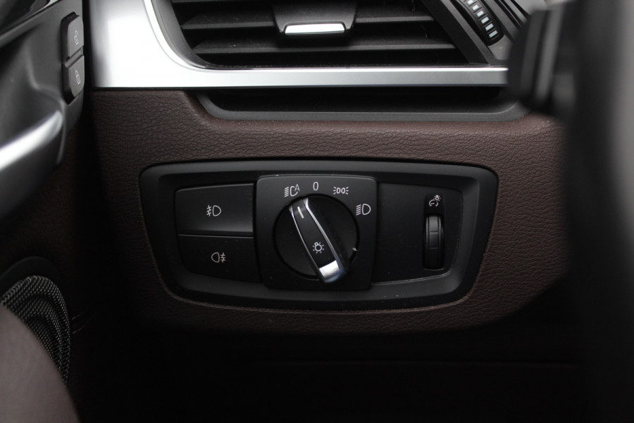 BMW X1 sDrive20i Corporate Lease High Exe. / Trekhaak / Panoramadak / Camera / Leder / 19'' / Head-up / Harman Kardon / Keyless / Apple CarPlay / Navigatie / Stoelverwarming / Cruise Control