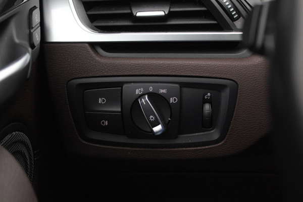 BMW X1 sDrive20i Corporate Lease High Exe. / Trekhaak / Panoramadak / Camera / Leder / 19'' / Head-up / Harman Kardon / Keyless / Apple CarPlay / Navigatie / Stoelverwarming / Cruise Control