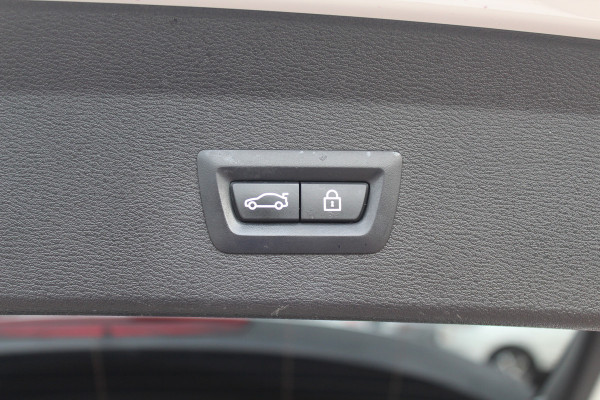 BMW X1 sDrive20i Corporate Lease High Exe. / Trekhaak / Panoramadak / Camera / Leder / 19'' / Head-up / Harman Kardon / Keyless / Apple CarPlay / Navigatie / Stoelverwarming / Cruise Control