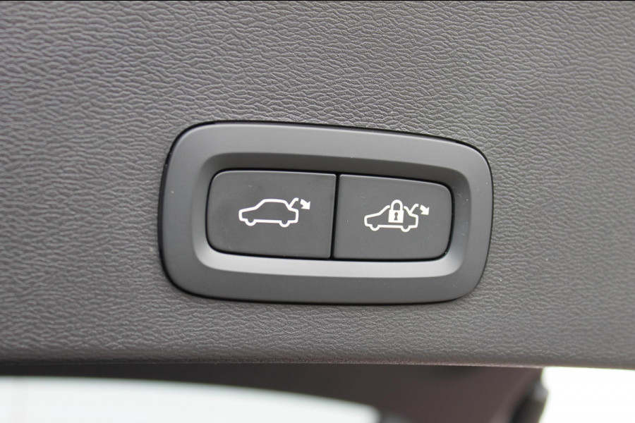 Volvo XC40 B3 177PK Plus Dark Google infotainment / Draadloos telefoon opladen / Elektrisch bedienbare bestuurdersstoel met geheugen / Adaptieve Cruise Control