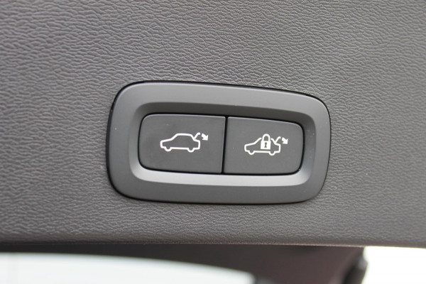 Volvo XC40 B3 177PK Plus Dark Google infotainment / Draadloos telefoon opladen / Elektrisch bedienbare bestuurdersstoel met geheugen / Adaptieve Cruise Control