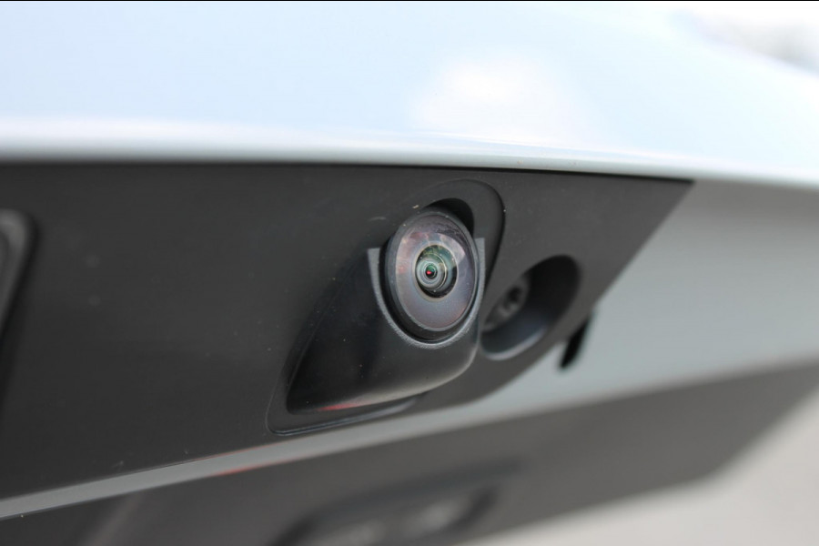 Volvo XC40 B3 177PK Plus Dark Google infotainment / Draadloos telefoon opladen / Elektrisch bedienbare bestuurdersstoel met geheugen / Adaptieve Cruise Control