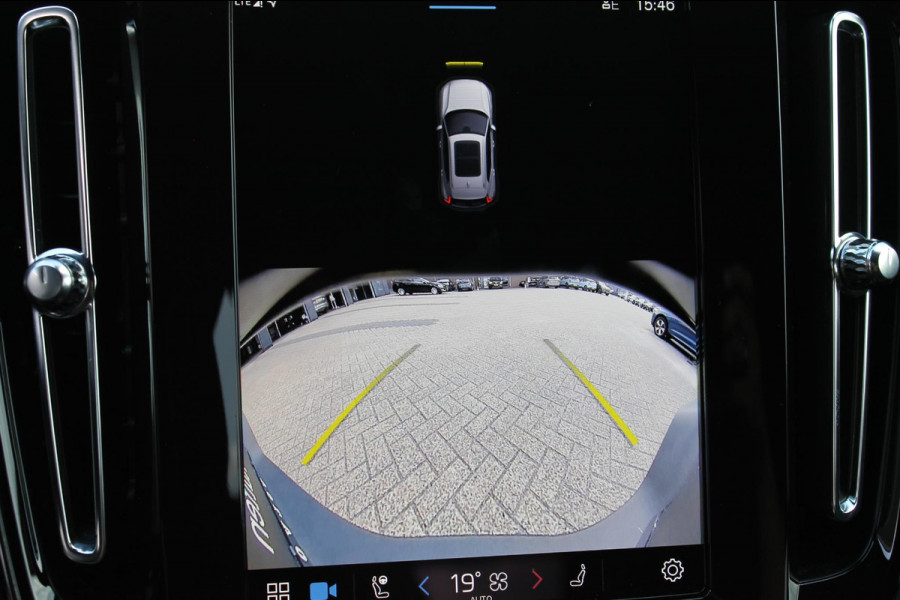 Volvo XC40 B3 177PK Plus Dark Google infotainment / Draadloos telefoon opladen / Elektrisch bedienbare bestuurdersstoel met geheugen / Adaptieve Cruise Control