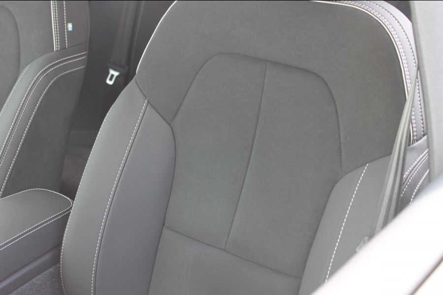 Volvo XC40 B3 177PK Plus Dark Google infotainment / Draadloos telefoon opladen / Elektrisch bedienbare bestuurdersstoel met geheugen / Adaptieve Cruise Control