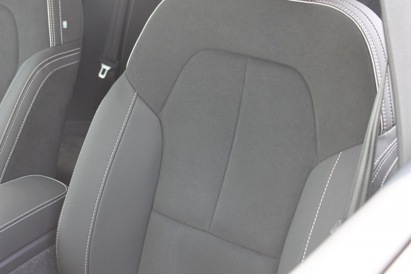 Volvo XC40 B3 177PK Plus Dark Google infotainment / Draadloos telefoon opladen / Elektrisch bedienbare bestuurdersstoel met geheugen / Adaptieve Cruise Control