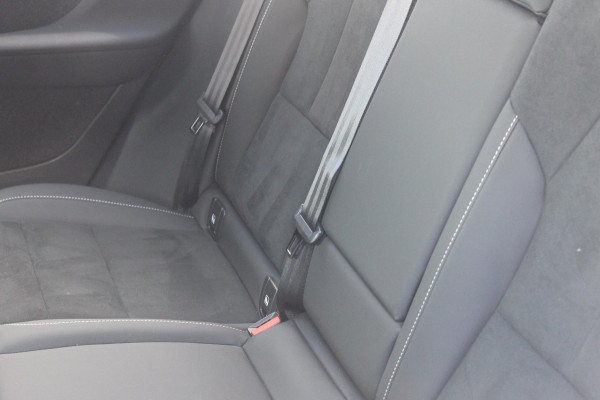 Volvo XC40 B3 177PK Plus Dark Google infotainment / Draadloos telefoon opladen / Elektrisch bedienbare bestuurdersstoel met geheugen / Adaptieve Cruise Control