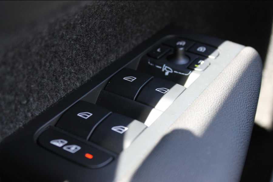 Volvo XC40 B3 177PK Plus Dark Google infotainment / Draadloos telefoon opladen / Elektrisch bedienbare bestuurdersstoel met geheugen / Adaptieve Cruise Control
