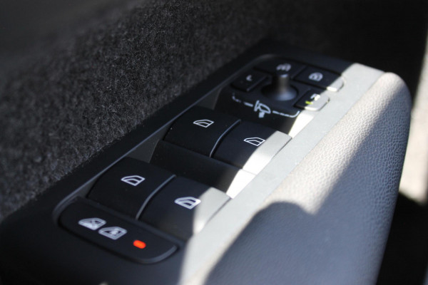 Volvo XC40 B3 177PK Plus Dark Google infotainment / Draadloos telefoon opladen / Elektrisch bedienbare bestuurdersstoel met geheugen / Adaptieve Cruise Control