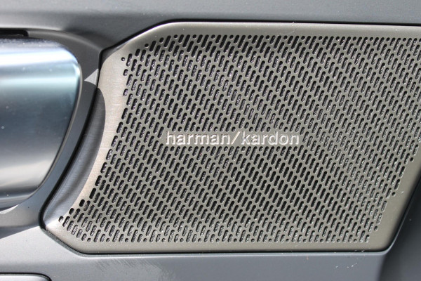 Volvo XC40 B3 177PK Plus Dark Google infotainment / Draadloos telefoon opladen / Elektrisch bedienbare bestuurdersstoel met geheugen / Adaptieve Cruise Control
