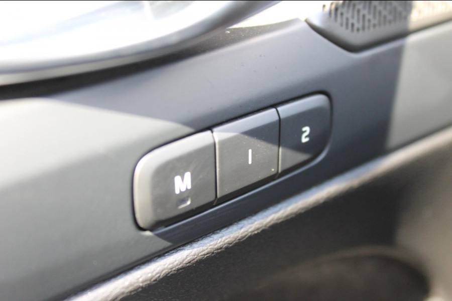Volvo XC40 B3 177PK Plus Dark Google infotainment / Draadloos telefoon opladen / Elektrisch bedienbare bestuurdersstoel met geheugen / Adaptieve Cruise Control