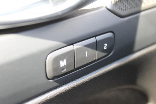 Volvo XC40 B3 177PK Plus Dark Google infotainment / Draadloos telefoon opladen / Elektrisch bedienbare bestuurdersstoel met geheugen / Adaptieve Cruise Control