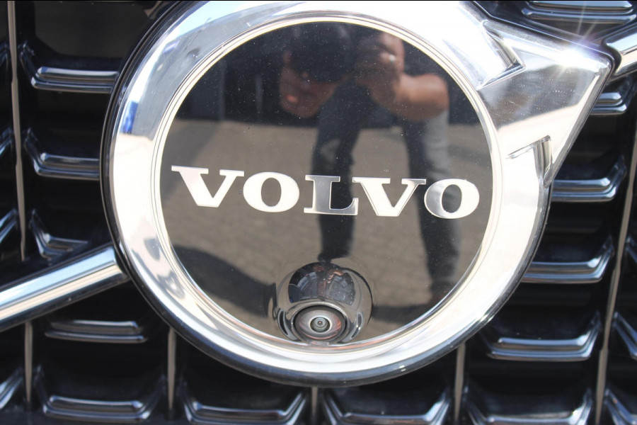 Volvo XC40 B3 177PK Plus Dark Google infotainment / Draadloos telefoon opladen / Elektrisch bedienbare bestuurdersstoel met geheugen / Adaptieve Cruise Control