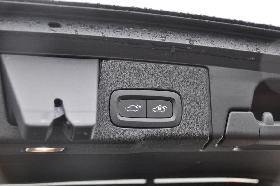 Volvo XC60 T6 350PK Automaat Recharge AWD Plus Black Edition Long range / Adaptieve cruise control / Harman Kardon audio / Trekhaak / Panoramadak / Apple carplay / Parkeersensoren met 360 camera / Elektrische achterklep / Elektrische stoelen met geheugen / Stoel en stuurwielverwarming / 21” velgen